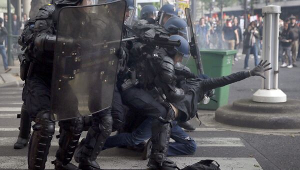 Участники столкновений между полицией и протестующими против реформы французского трудового права в Париже