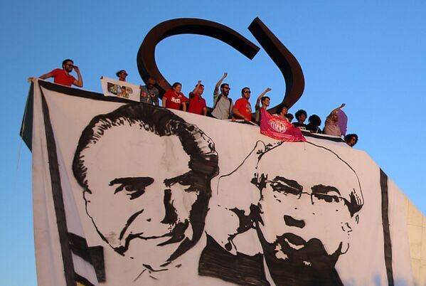 Демонстранты протестуют против президента Бразилии Дилмы Роуссефф