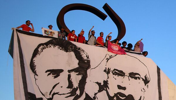 Демонстранты протестуют против президента Бразилии Дилмы Роуссефф