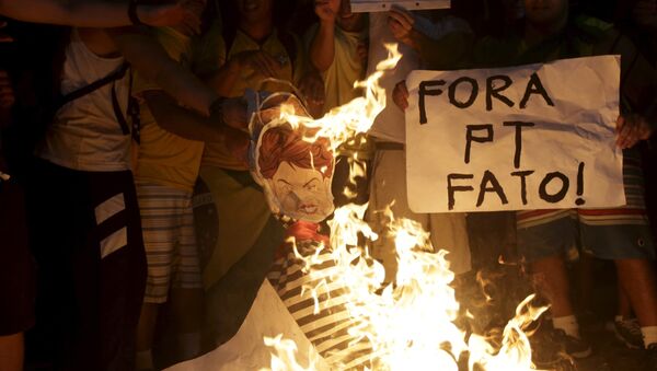 Демонстранты протестуют против президента Бразилии Дилмы Роуссефф. Архивное фото
