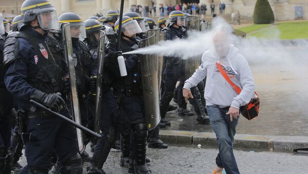 Полиция распыляет газ из перцового баллончика в одного из протестующих против трудовой реформы в Париже. Архивное фото