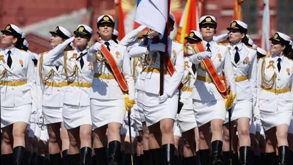Cводный парадный расчет женщин-военнослужащих Военного университета министерства обороны РФ во время военного парада на Красной площади. Архивное фото