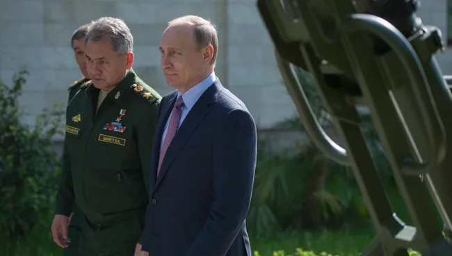 Президент России Владимир Путин (справа) и министр обороны РФ Сергей Шойгу во время осмотра военной техники после совещания с военачальниками и руководством предприятий ОПК в резиденции Бочаров ручей в Сочи