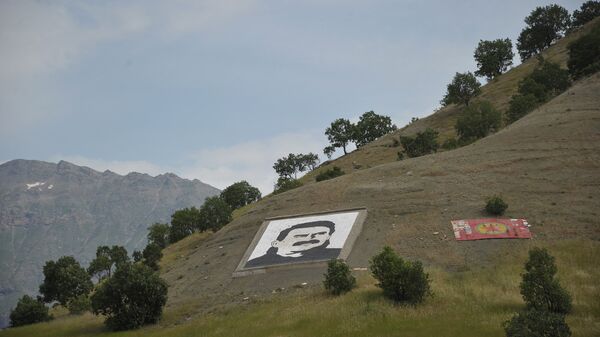 Портрет Оджалана и флаг РПК в горах Кандиль