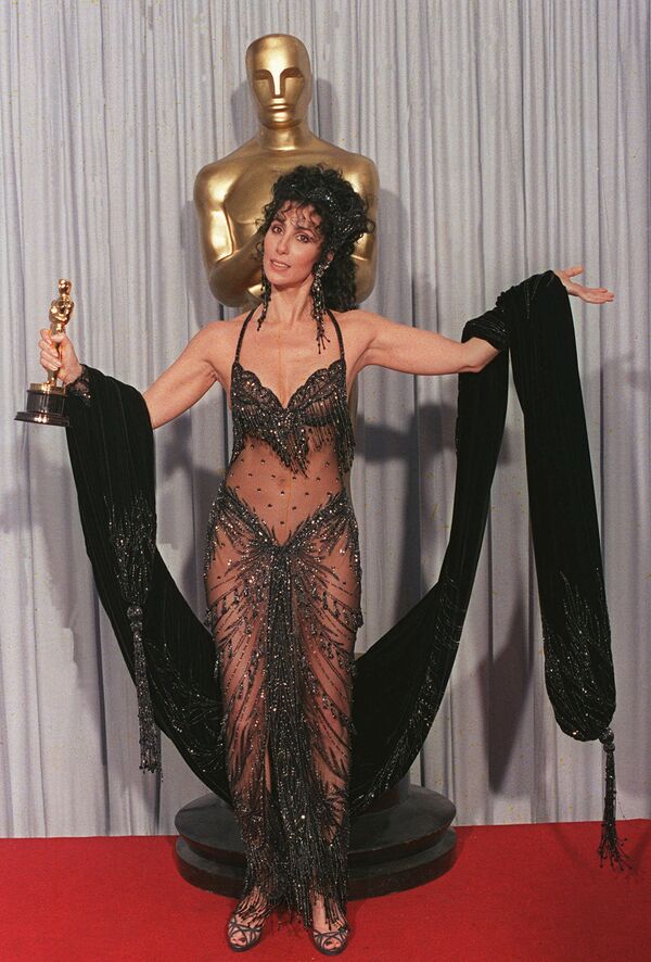 Актриса Шер с наградой Оскар за лучшую роль в фильме Власть луны. 1988