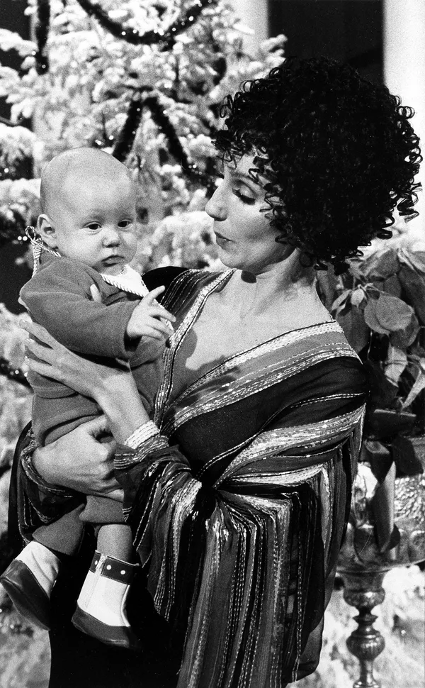 Американская поп-исполнительница Шер со своим сыном на руках. 1976 год