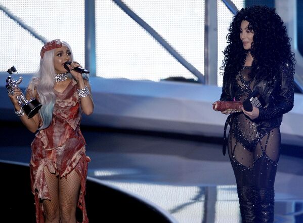 Американские певицы Леди Гага и Шер во время премии MTV Video Music Awards. 2010 год