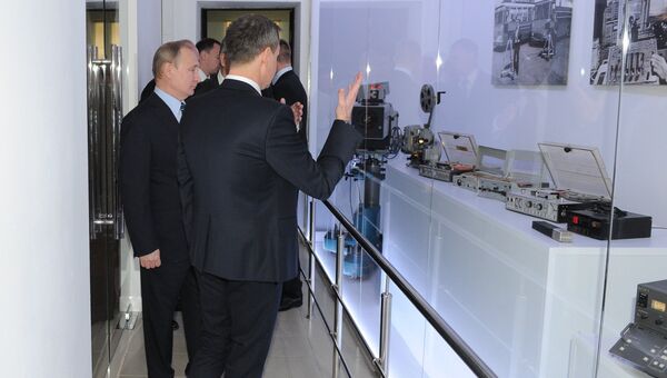 Президент России Владимир Путин во время посещения Сочинской государственной радиовещательной телевизионной компании в Сочи в связи с 25-летним юбилеем информационного холдинга ВГТРК