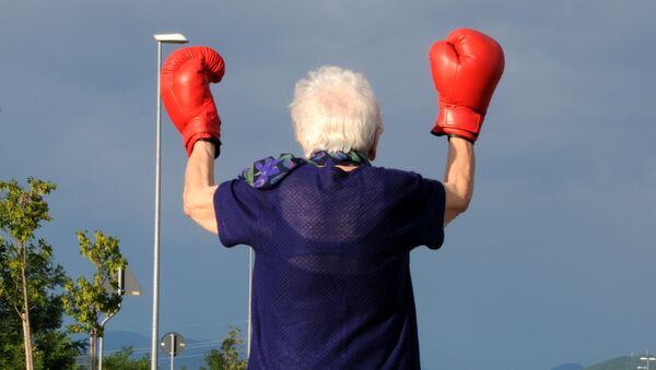 Пожилая женщина в боксерских перчатках
