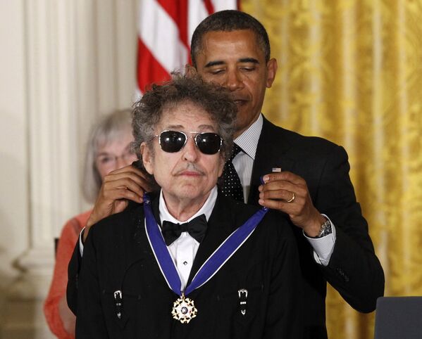 Президент США Барак Обама награждает Боба Дилана Президентской медалью Свободы. 29 мая 2012 года