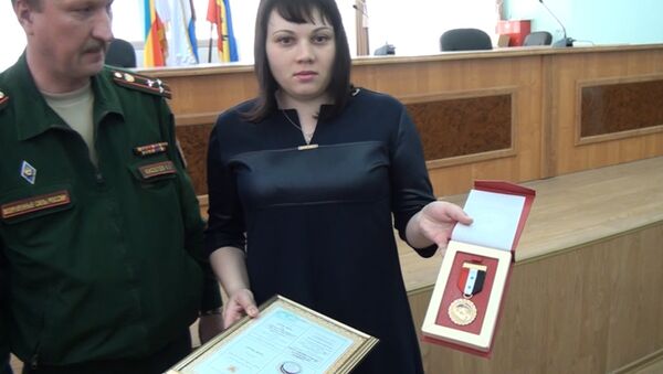 Вдова морпеха Александра Позынича получила награду погибшего в Сирии мужа