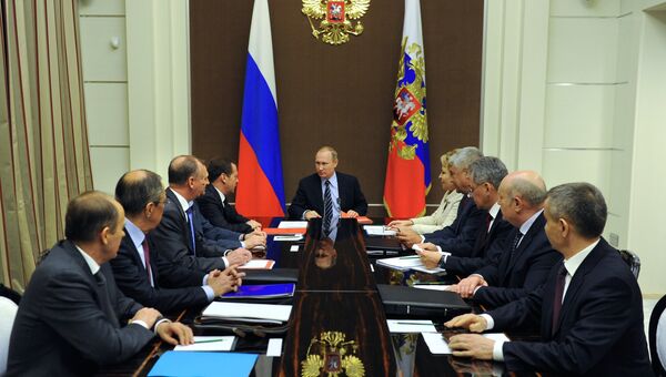 Президент России Владимир Путин проводит совещание с постоянными членами Совета безопасности РФ в резиденции Бочаров ручей в Сочи