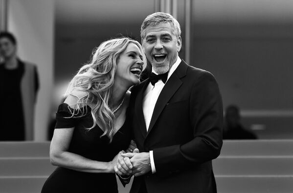 Актриса Джулия Робертс с актером Джорджем Клуни прибывают на показ фильма Финансовый монстр в рамках 69-го Каннского кинофестивал во Франции