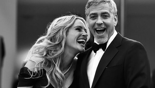 Актриса Джулия Робертс с актером Джорджем Клуни прибывают на показ фильма Финансовый монстр. Архивное фото