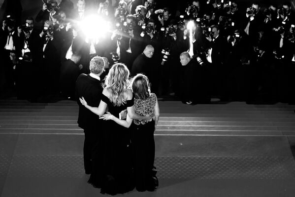 Джоди Фостер, Джулия Робертс и Джордж Клуни после показа фильма Финансовый монстр в рамках 69-го Каннского кинофестиваля