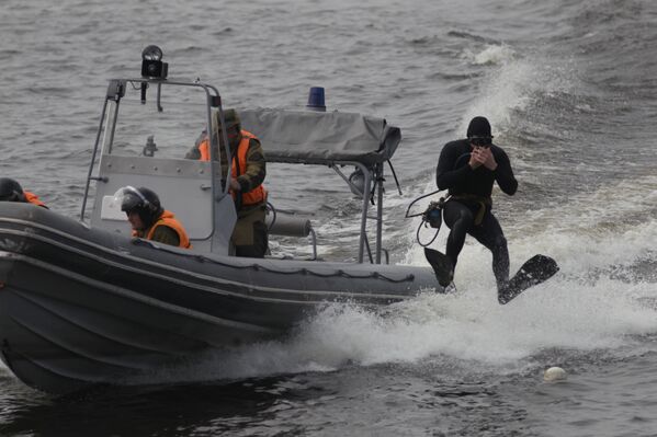 Демонстрация боевой выучки спецподразделений Балтийского флота во время празднования 310-летия Балтийского флота