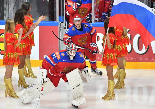 Игроки сборной России выходят на лед перед началом матча группового этапа чемпионата мира по хоккею между сборными командами России и Швейцарии.