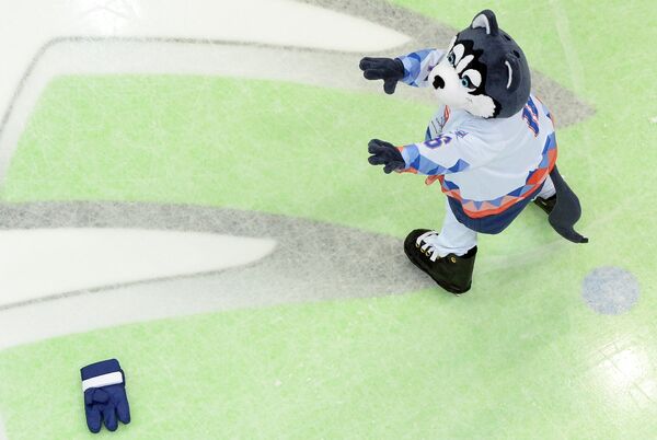 Талисман во время матча группового этапа чемпионата мира по хоккею между сборными командами России и Швейцарии.