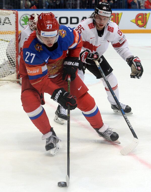 Игрок сборной России Артемий Панарин и игрок сборной Швейцарии Свен Андригетто в матче группового этапа чемпионата мира по хоккею