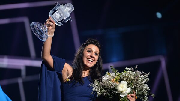 Джамала (Украина), победившая в финале международного конкурса Евровидение-2016, на церемонии награждения