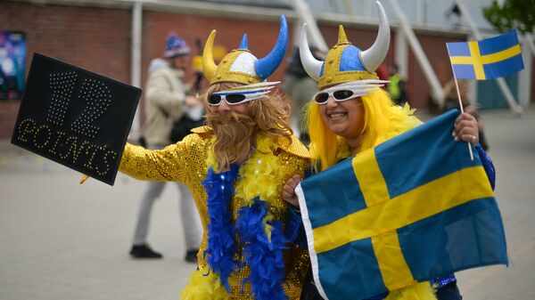 Российские болельщики перед финалом международного конкурса Евровидение-2016 на улице Стокгольма