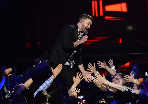 Джастин Тимберлейк в качестве приглашенного гостя выступает в финале 61-го международного конкурса песни Евровидение - 2016 в Стокгольме