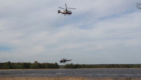 Спасатели подняли из воды упавший в озеро частный вертолет в Ленобласти