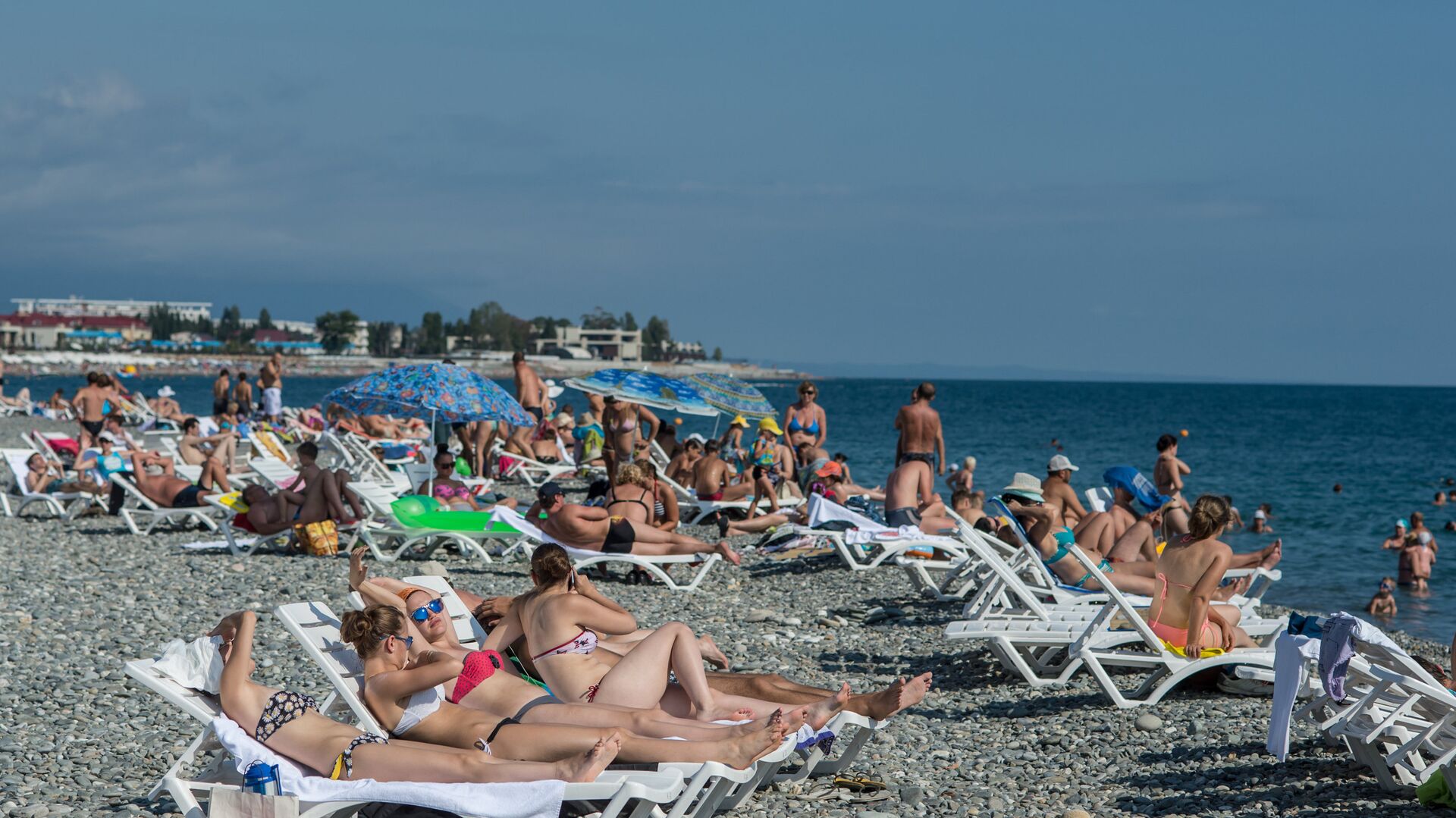 Отдыхающие на пляже в Сочи - РИА Новости, 1920, 29.08.2021