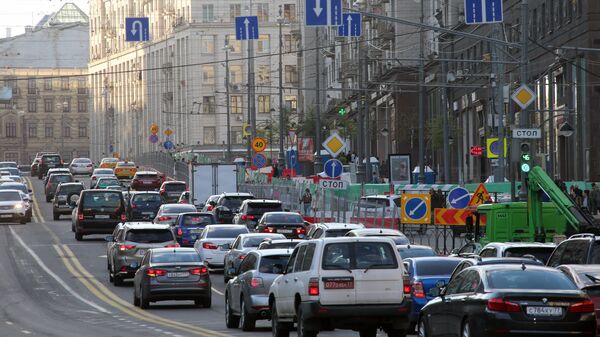 Автомобили на Тверской улице в Москве во время ее реконструкции. Архивное фото