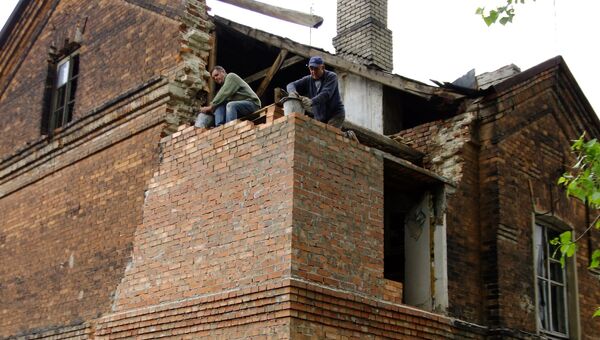 Рабочие производят восстановительные работы жилого дома, пострадавшего в результате военных действий, в Дебальцево. Архивное фото