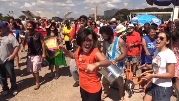 Сторонники Роуссефф танцевали самбу на акции против и.о. президента Бразилии