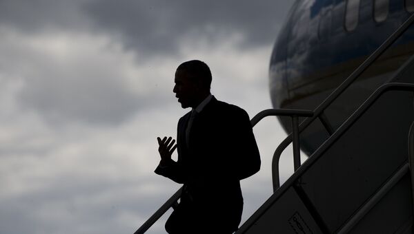 Президент США Барак Обама спускается по трапу самолета. Архивное фото
