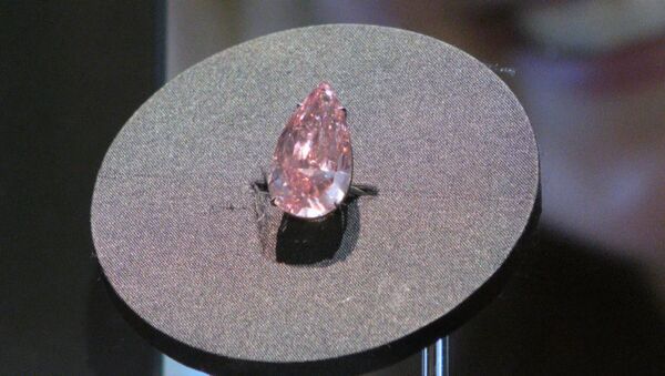 Уникальный розовый алмаз за 28 млн долларов показали перед аукционом Sotheby's