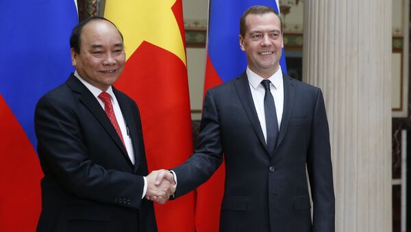 Председатель правительства России Дмитрий Медведев и премьер-министр Вьетнама Нгуен Суан Фук во время встречи в Доме приемов российского правительства