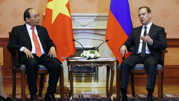 Председатель правительства России Дмитрий Медведев и премьер-министр Вьетнама Нгуен Суан Фук во время встречи в Доме приемов российского правительства