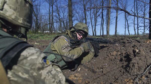Украинские военные неподалеку от границы с Донецкой областью. Архивное фото
