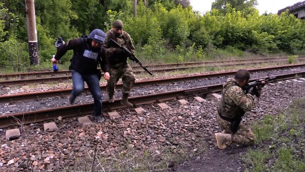 Обстановка в ДНР: кадры с места обстрела группы ВГТРК и комментарии ополченцев