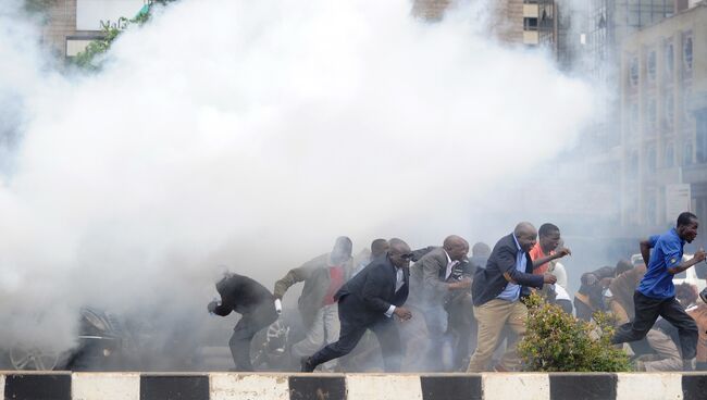 Полиция Кении применила слезоточивый газ и водометы для разгона участников протестной акции в Найроби. 16 мая 2016. Архивное фото