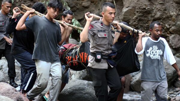 Спасатели эвакуируют пострадавших от оползней на острове Суматра, Индонезия