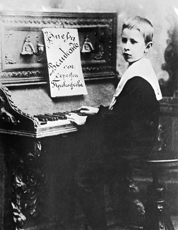 Будущий композитор Сергей Прокофьев за фортепиано. 01.09.1902