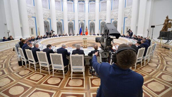 Заседание Комиссии при президенте РФ по мониторингу достижения целевых показателей социально-экономического развития Российской Федерации, определенных в майских указах, проходит в Кремле