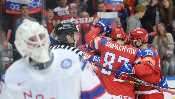 Игроки сборной России радуются забитому голу в матче группового этапа чемпионата мира по хоккею между сборными командами России и Норвегии
