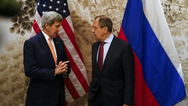 Глава МИД РФ Сергей Лавров и госсекретарь США Джон Керри проводят во время встречи в Вене. 16 мая 2016