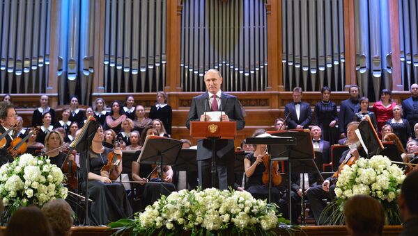 Президент России Владимир Путин выступает на концерте симфонического оркестра Мариинского театра, который проходит в рамках Пасхального фестиваля в Большом зале консерватории