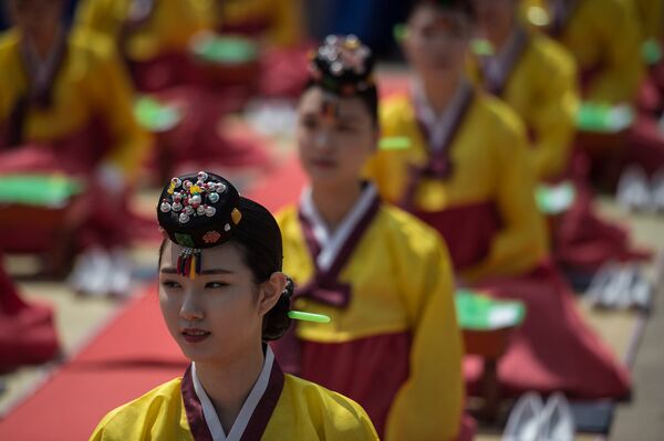 Студенты в национальных корейских костюмах во время празднования дня совершеннолетия в Южной Корее