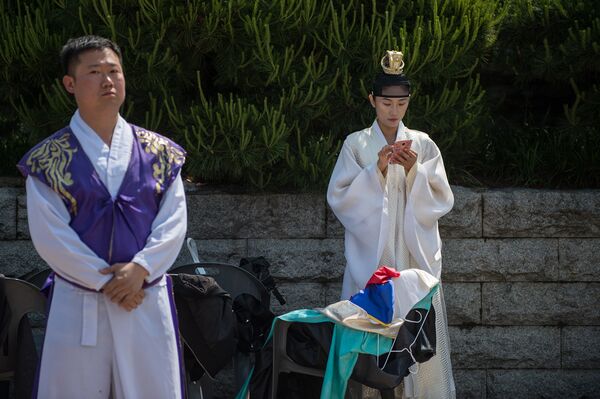Участники празднования дня совершеннолетия в Южной Корее