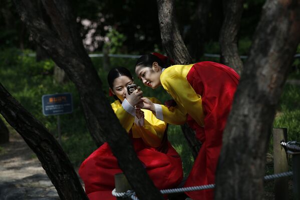 Студенты в национальных корейских костюмах во время празднования дня совершеннолетия в Южной Корее