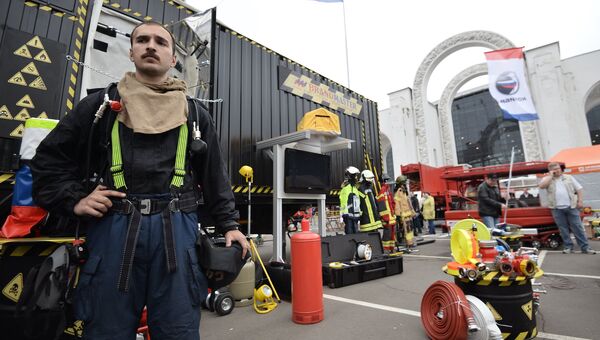 Представление спасательного и противопожарного оборудования на открытии Международного салона Комплексная безопасность-2016 на ВДНХ в Москве