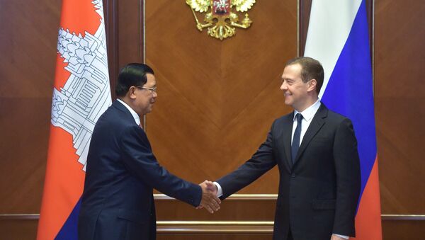 Председатель правительства России Дмитрий Медведев и премьер-министр Камбоджи Хун Сен во время встречи в резиденции Горки