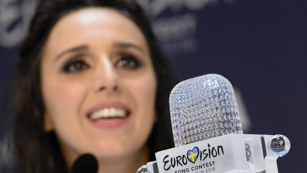 Джамала (Украина), победившая в финале международного конкурса Евровидение-2016 во время пресс-конференции. Архивное фото